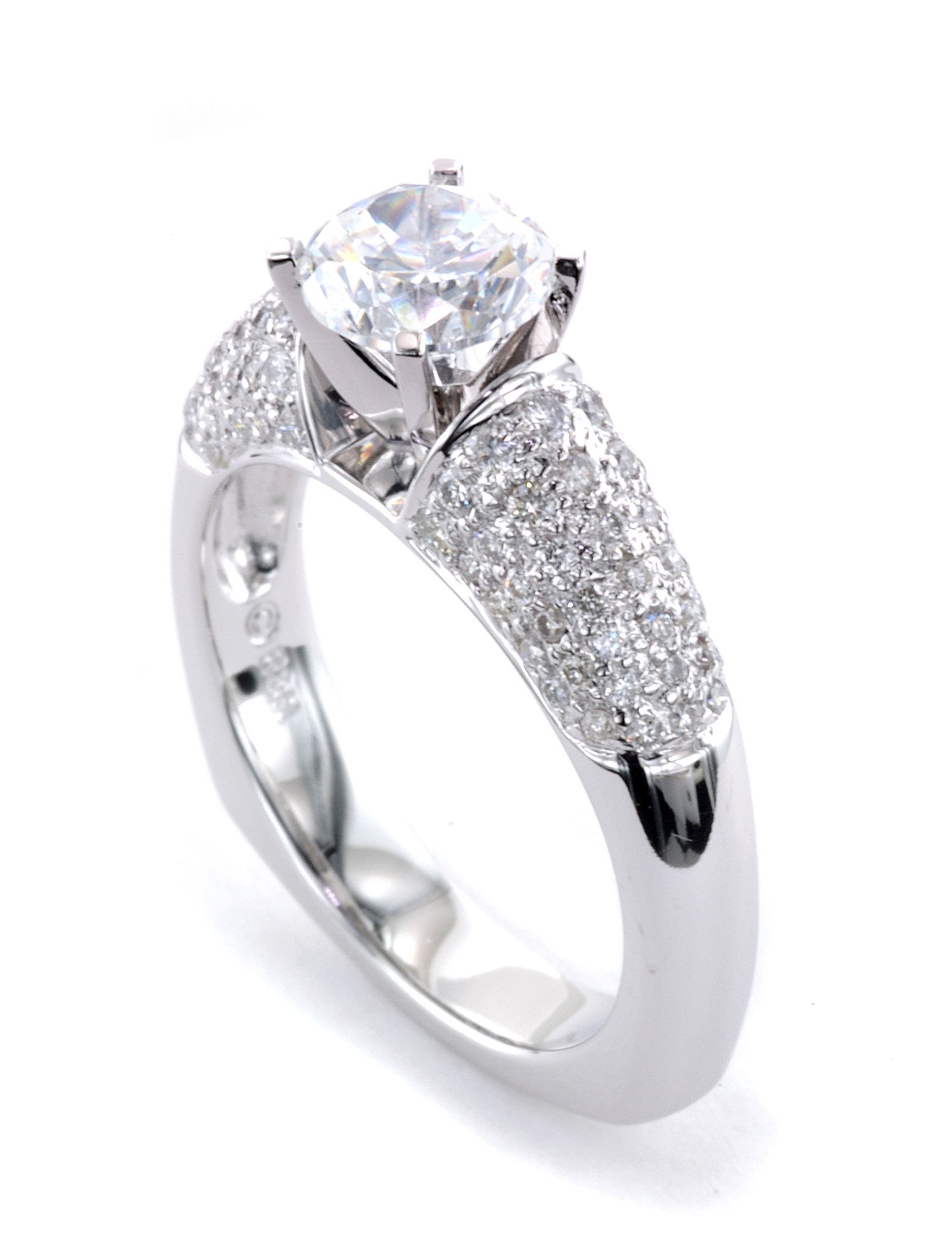 أفضل 5 طرق لتنظيف مجوهرات الألماس واستعادة بريقها في المنزل.