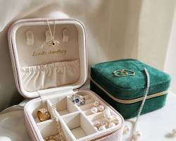 كيفية تخزين مجوهراتك الثمينة بطريقة تحميها من الخدش والضرر.