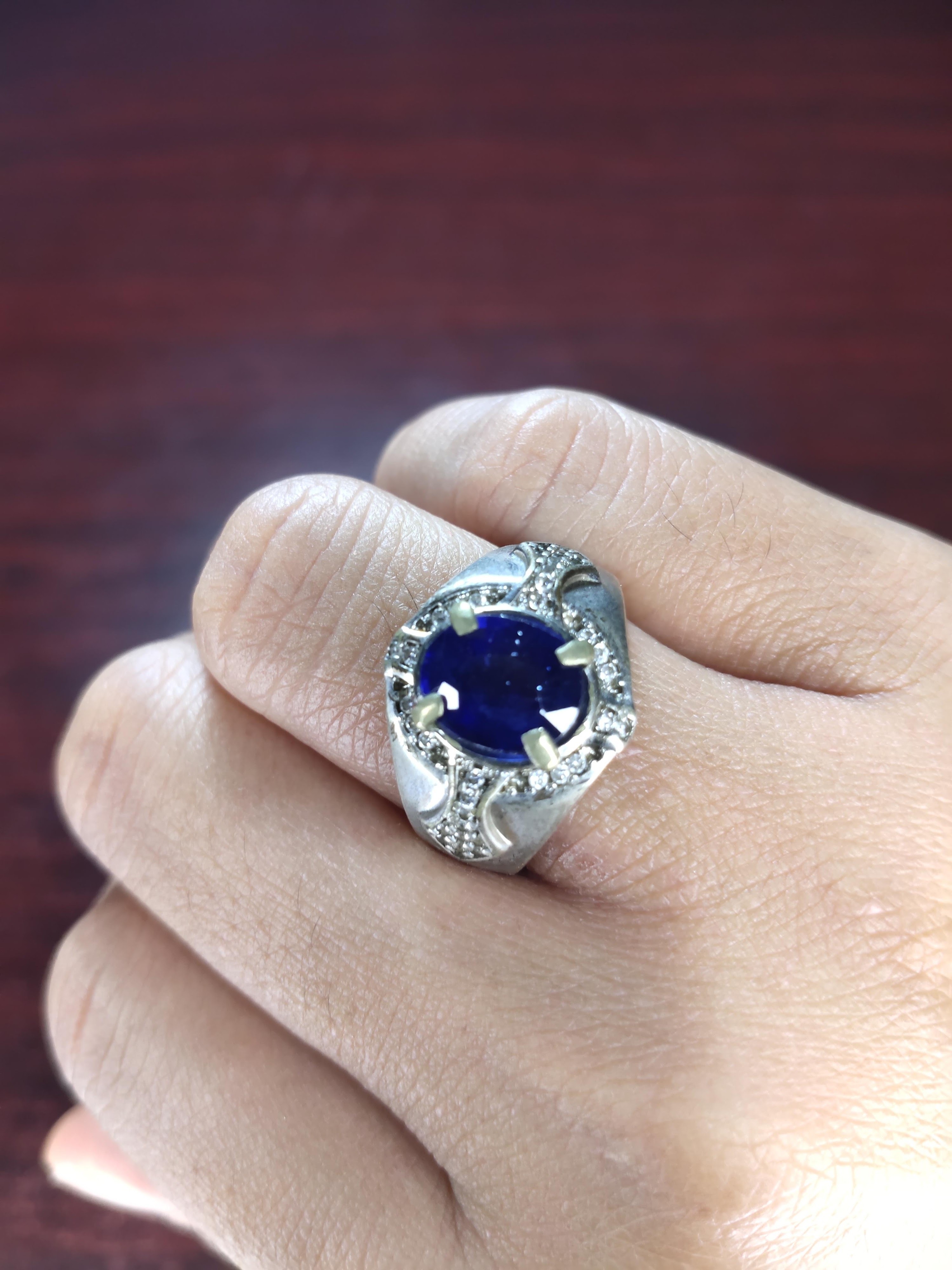 تاريخ السفير (الياقوت الأزرق): الأحجار المفضلة للملوك والارتباط بالولاء.