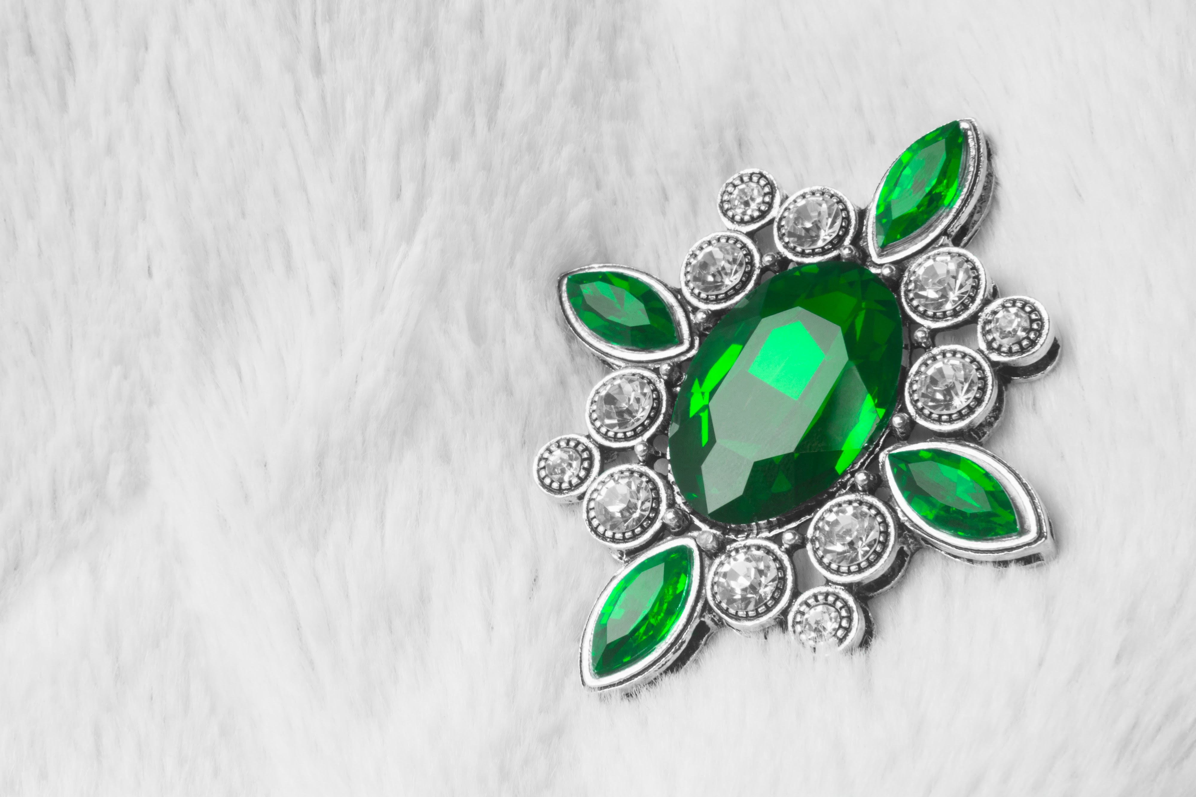 المجوهرات الخضراء: كيف أصبح الزمرد والألماس الأخضر رمزاً للنمو؟