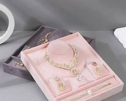 صيانة اللؤلؤ: 5 نصائح أساسية لحماية جمال اللؤلؤ الطبيعي.