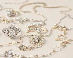 الذهب الأصفر في العصر الحديث: كيف تنسق المجوهرات ذات الطابع العتيق؟