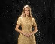 سحر الذهب الأصفر في العصر الحديث: طرق مبتكرة لتنسيقه مع إطلالاتك العملية.