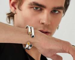 دليل الرجل العصري لارتداء المجوهرات: كيف تختار الخاتم والسوار المناسب دون مبالغة؟