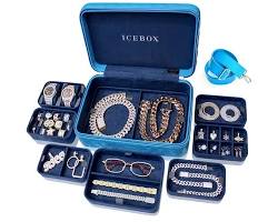 مجوهرات السفر: 5 قطع أساسية تمنحكِ الفخامة والأمان في رحلاتكِ.