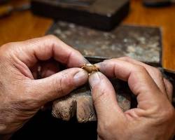 ترميم المجوهرات القديمة: كيف تحولين قطع "الجدة" إلى تحف عصرية تناسبكِ؟