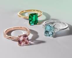 كيف تختارين "خاتم الخطوبة" المثالي؟: دليلك الشامل بين بريق الألماس وسحر الأحجار الملونة.