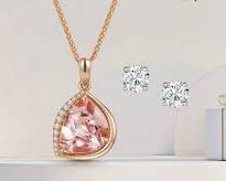 دليل "الذهب الوردي": لماذا يظل الخيار الأكثر أنوثة ورقياً في مجموعات 2026؟