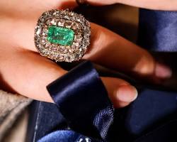 "أسرار الزمرد الكولومبي": لماذا يظل حجر "مووزو" هو المطلب الأول لملوك ورؤساء العالم؟