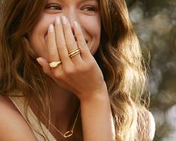 "مجوهرات الصمت": لماذا يبحث أثرياء 2026 عن القطع التي لا تصدر صوتاً عند الحركة؟