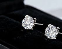 "أقراط الترجمة الفورية": دمج الذكاء الاصطناعي في الأقراط الماسية لمساعدتكِ في رحلاتكِ العالمية.