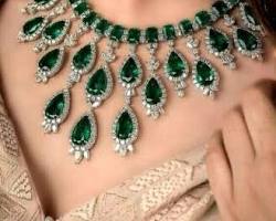 "سحر الزمرد المتكلم": أحجار كريمة تحتوي على رسائل صوتية مخفية لا تفتح إلا لمن يملك بصمة صوتكِ.