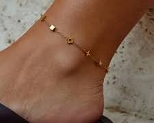 "خلاخيل التوازن الحركي": إبداع من الذهب يراقب وضعية مشيتكِ ويصحح قوامكِ ليمنحكِ مشية الأميرات الواثقة بفضل مستشعرات الجاذبية.