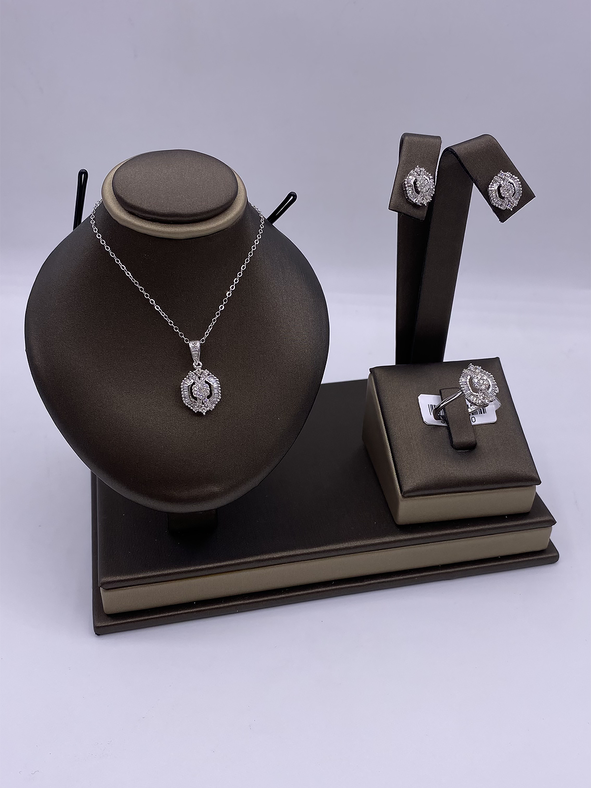 نص طقم ذهب والماس