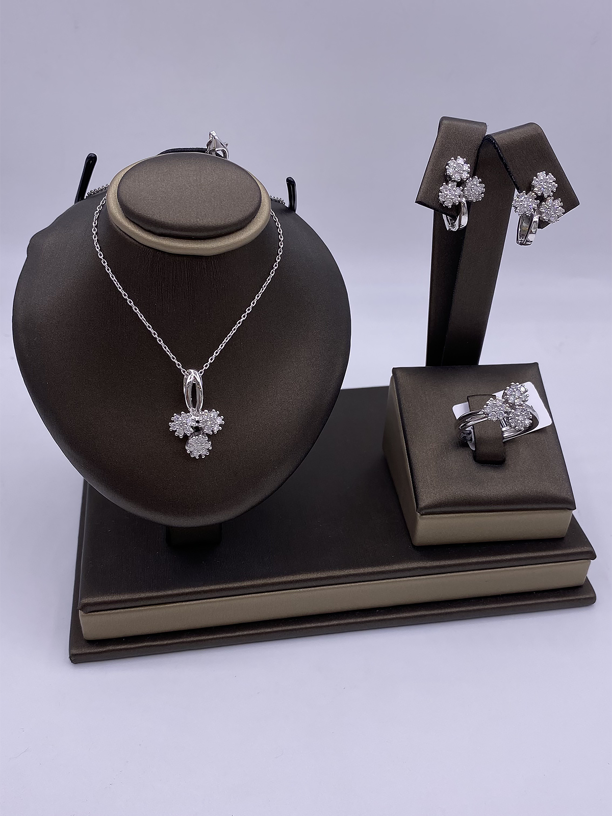 نص طقم ذهب والماس